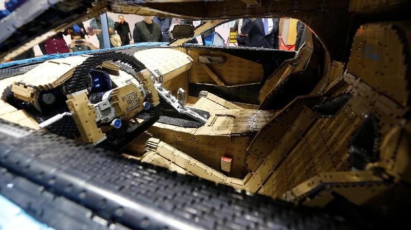 Mobil ini menggunakan 1 juta potongan Lego Technic untuk membuat mobil dengan berat mencapai 1.500 kg.