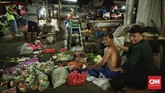 Nilai tukar rupiah yang melemah terhadap dolar AS hingga nyaris Rp15.200 per dolar AS, mulai memberi pengaruh terhadap harga jual sejumlah barang. (CNN Indonesia/Bisma Septalisma).