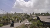 Desa Kota Menara merupakan desa yang paling terdampak embusan debu vulkanik dengan ketebalan endapan mencapai 5-10mm, menutupi atap rumah, jalanan. (ANTARA FOTO/Adwit B Pramono)