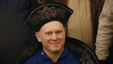 Anggota awak ISS Oleg Artemyev dari Rusia yang mengenakan kostum nasional Kazakh menghadiri upacara penyambutan di bandara Karaganda, Kazakhstan (Maxim Shipenkov/Pool via REUTERS)