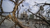 Karena posisinya yang dibuat seolah terapung, masjid ini sering kali disebut dengan julukan masjid terapung. (REUTERS/Athit Perawongmetha)