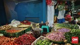 Anto, salah seorang pedagang ayam di Pasar Kramat Jati mengatakan dalam empat hari belakangan, ia terpaksa menjual daging ayam di kisaran Rp35 ribu-Rp38 ribu per ekor dari sebelumnya Rp30 ribu per ekor. Kenaikan harga, kata Anto, dipicu oleh kenaikan nilai tukar dolar AS. (CNN Indonesia/Bisma Septalisma).