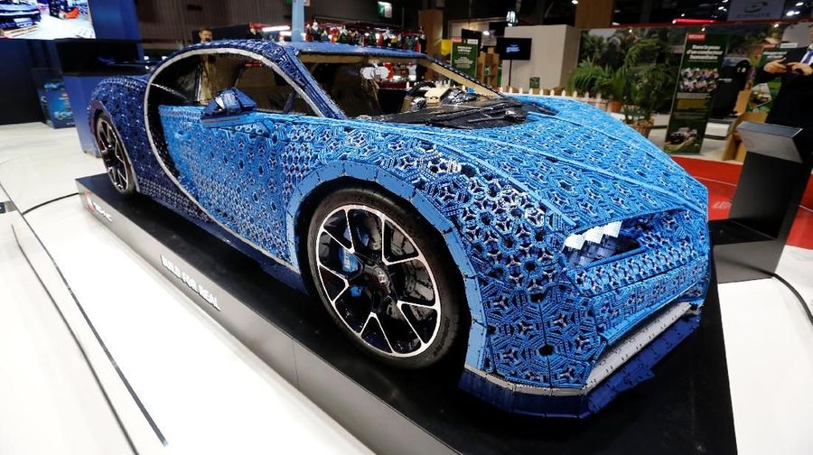Mobil ini menggunakan 1 juta potongan Lego Technic untuk membuat mobil dengan berat mencapai 1.500 kg.
