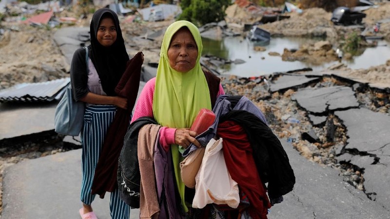 Seminggu setelah gempa bumi besar di Pulau Sulawesi di Indonesia, banyak penduduk setempat yang kehilangan keluarganya