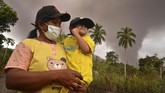 Tersebarnya abu vulkanik sendiri bisa berbahaya bagi ekosistem sekitar, seperti gagal panen, kematian hewan, dan penyakit pada manusia. (ANTARA FOTO/Adwit B Pramono)