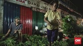 Namun, pedagang lainnya mengaku tidak ada kenaikan harga untuk sayur-sayuran. Harga sayur-sayuran di Pasar Kramat Jati relatif stabil. (CNN Indonesia/Bisma Septalisma).