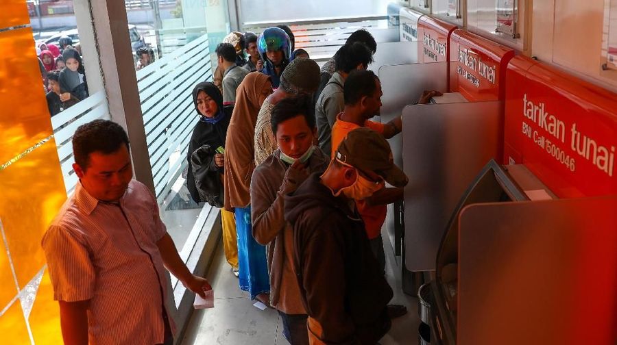 Seminggu setelah gempa bumi besar di Pulau Sulawesi di Indonesia, banyak penduduk setempat yang kehilangan keluarganya