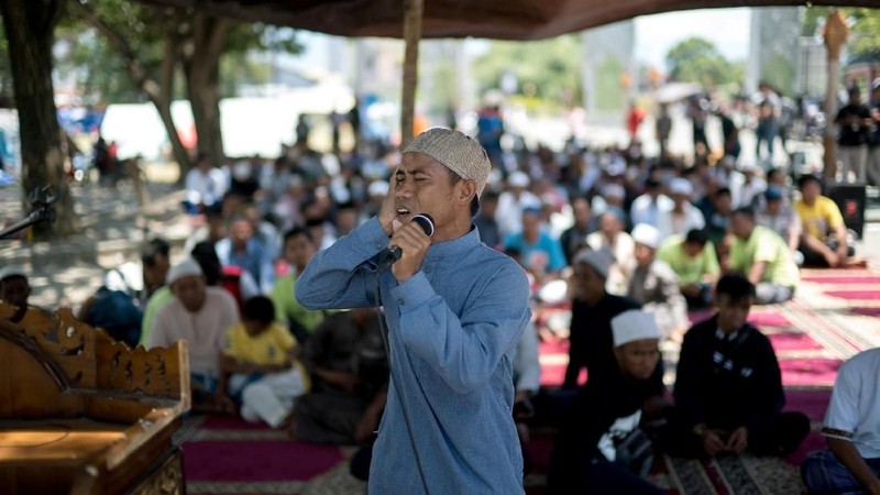 Seminggu setelah gempa bumi besar di Pulau Sulawesi di Indonesia, banyak penduduk setempat yang kehilangan keluarganya