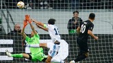 Lazio menelan kekalahan 1-4 dari klub Bundesliga Eintracht Frankfurt di Stadion Commerzbank Arena. Salah satu gol Frankfurt dicetak Filip Kostic. (REUTERS/Ralph Orlowski)