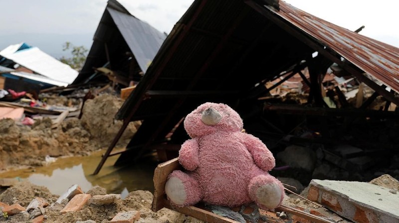 Seminggu setelah gempa bumi besar di Pulau Sulawesi di Indonesia, banyak penduduk setempat yang kehilangan keluarganya