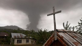FOTO: Berlindung dari Abu Erupsi Gunung Soputan