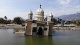 Pembangunan masjid dilakukan sebagai upaya penghilangan kegiatan maksiat yang sering terjadi di sekitar lokasi masjid. (AFP PHOTO/Jewel Samad)