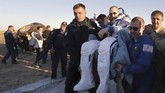 Kali ini giliran Drew Feustel yang diangkat oleh para personil darat ISS. (Maxim Shipenkov/Pool via REUTERS)