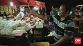 Ain, pedagang tahu di Pasar Kramat Jati menuturkan pelemahan rupiah terhadap dolar AS tidak berpengaruh terhadap harga barang dagangannya. Tetapi, ia mulai merasakan turunnya daya beli masyarakat. (CNN Indonesia/Bisma Septalisma).
