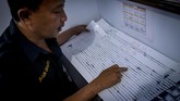 Petugas memperlihatkan diagram seismograf aktivitas Soputan di Pos Pemantauan di Desa Silian Tiga, Minahasa Tenggara. Saat ini pemerintah kabupaten memberlakukan status siaga level III untuk mengantisipasi letusan Gunung Soputan. (ANTARA FOTO/Adwit B Pramono)