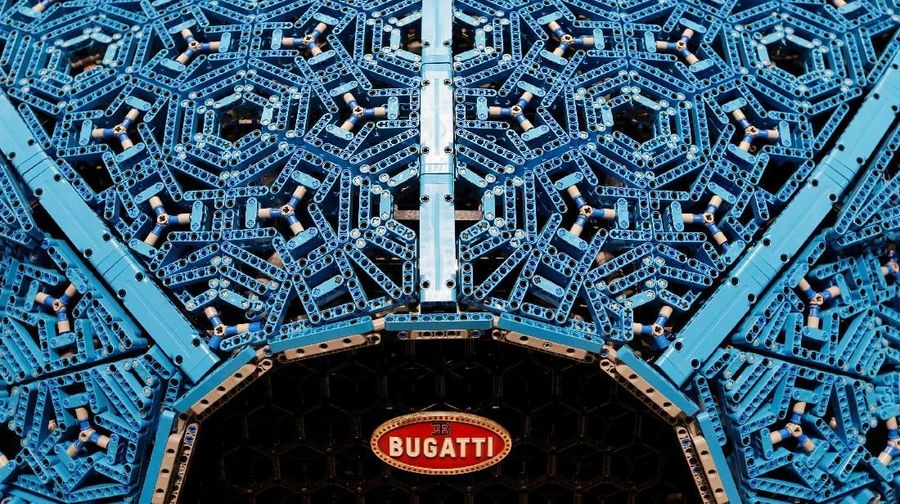 Mobil ini menggunakan 1 juta potongan Lego Technic untuk membuat mobil dengan berat mencapai 1.500 kg.