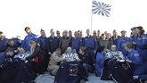 Anggota awak Stasiun Luar Angkasa Internasional (ISS) Ricky Arnold dan Drew Feustel dari AS, dan Oleg Artemyev dari Rusia beristirahat di kursi setelah mendarat. (Maxim Shipenkov/Pool via REUTERS)