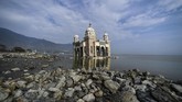 Gempa dan tsunami yang melanda Palu, Sulawesi Tengah, pada 28 September 2018 juga berimbas pada hancurnya objek wisata religi dan sejarah Masjid Arkham Babu Rahman. (AFP PHOTO/Mohd Rasfan)