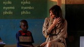 Anak-anak memang selalu mengelilingi istri Presiden Donald Trump tersebut selama lawatannya ke Afrika. (Reuters/Carlo Allegri)