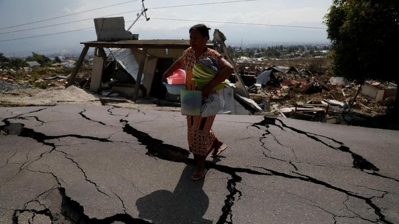 Seminggu setelah gempa bumi besar di Pulau Sulawesi di Indonesia, banyak penduduk setempat yang kehilangan keluarganya