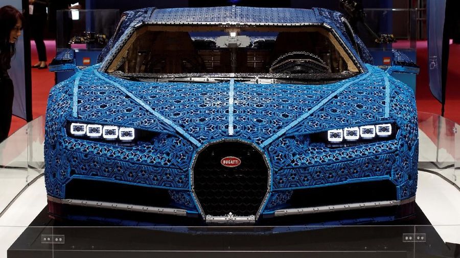 Mobil ini menggunakan 1 juta potongan Lego Technic untuk membuat mobil dengan berat mencapai 1.500 kg.