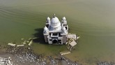Kuatnya hempasan tsunami membuat pondasi bangunan Masjid Arkham Babu Rahman rusak parah dan terendam air. (AFP PHOTO/Jewel Samad)