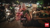 Di Pasar Kramat Jati, Jakarta Timur, misalnya, para pedagang mulai menaikkan harga jual, terutama untuk bahan-bahan yang berbasis impor. Diketahui, sejumlah bahan impor antara lain, beras, gula, daging sapi, kacang kedelai, dan lain sebagainya. (CNN Indonesia/Bisma Septalisma).