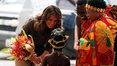 Saat pertama kali mendarat di Ibu Kota, Ghana di Accra, misalnya, Melania disambut Ibu Negara Rebecca Akufo-Addo dan seorang gadis yang memberikannya bunga. (Reuters/Carlo Allegri)