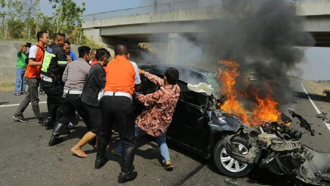 Mobil Terbakar di Tol Cipali, Anies Baswedan Urus Jenazah