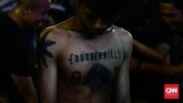 Dalam pertunjukan Burgerkill di Synchronize Fest 2018, penonton tak berhenti moshing sembari meganggukkan kepala selama band asal Kota Kembang itu. (CNN Indonesia/M Andika Putra)