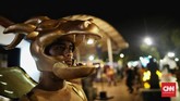Tak lupa, sebagian penonton datang dengan kostum tertentu di Synchronize Fest hari pertama, 5 Oktober 2018. (CNN Indonesia/Bisma Septalisma)