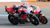 Persaingan Marc Marquez dan Andrea Dovizioso menjadi tontonan menarik pada akhir balapan. Keduanya terlibat dalam aksi yang menegangkan untuk berebut posisi terdepan. (REUTERS/Soe Zeya Tun)