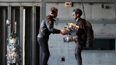Seorang tamu mencoba terbang selama sesi pelatihan Jet Suit di Gravity Industries. (REUTERS/Chris Radburn)