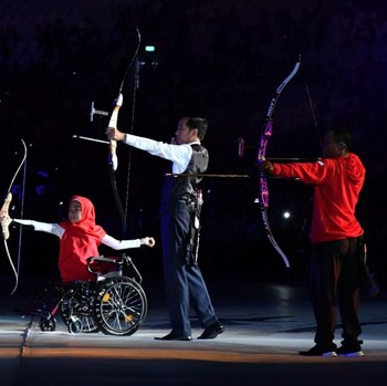 Memanah Bak Arjuna, Gaya Jokowi di Opening Asian Para Games