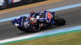 Maverick Vinales yang sempat tertinggal jauh dari rombongan tiga pebalap terdepan berhasil menyalip rekan satu timnya Valentino Rossi sekaligus memastikan podium. (REUTERS/Soe Zeya Tun)
