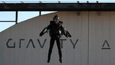 Richard Browning, Kepala Uji Pilot dan CEO Gravity Industries memakai Jet Suit dan terbang selama penerbangan demonstrasi di Bentwaters Park, Woodbridge, Inggris. (REUTERS/Chris Radburn)