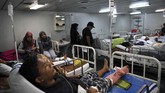 KRI dr Soeharso-990 yang membawa 93 personel Satgas Yonkes TNI AL itu didatangkan ke Palu untuk mengobati dan merawat korban bencana gempa dan tsunami di Palu dan Donggala. Korban jiwa yang tercatat hingga Minggu (7/10) mencapai 1.763 orang. ANTARA FOTO/Hafidz Mubarak A/hp/18
