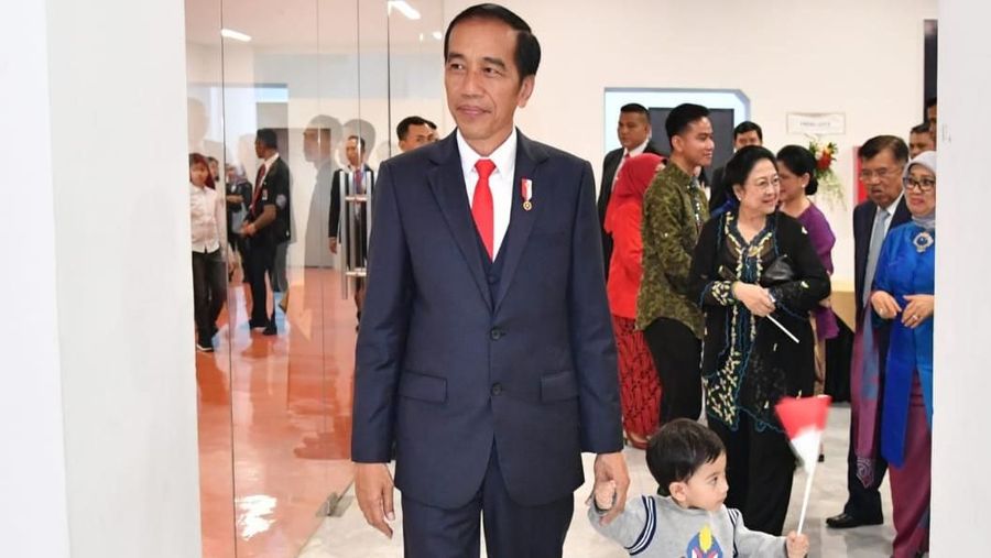 Cucu Presiden Joko Widodo, Jan Ethes, lagi-lagi mencuri perhatian. Tingkahnya yang lucu dan menggemaskan jadi perhatian selama malam opening Asian Para Games