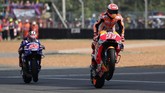 Tampil sebagai pemenang dalam duel di tikungan terakhir, Marc Marquez pun memastikan gelar juara MotoGP Thailand 2018. (REUTERS/Soe Zeya Tun)