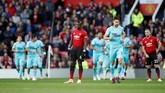 Tertinggal 0-1 dari Newcastle United pada menit-menit awal membuat Paul Pogba dan kawan-kawan tampak terpukul. Terlebih The Red Devils selalu gagal meraih kemenangan dalam empat laga sebelumnya. (Reuters/Carl Recine)