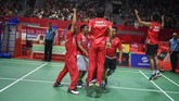 Setelah sukses di Asian Games, Indonesia juga meraih sukses di Asian Para Games. Tim beregu putra bulutangkis menyumbang medali emas. (ANTARA FOTO/Galih Pradipta/nz/18)