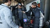 Seorang tamu bersiap untuk mengenakan Jet Suit selama sesi pelatihan Gravity Industries di Bentwaters Park, Woodbridge, Inggris. (REUTERS/Chris Radburn)