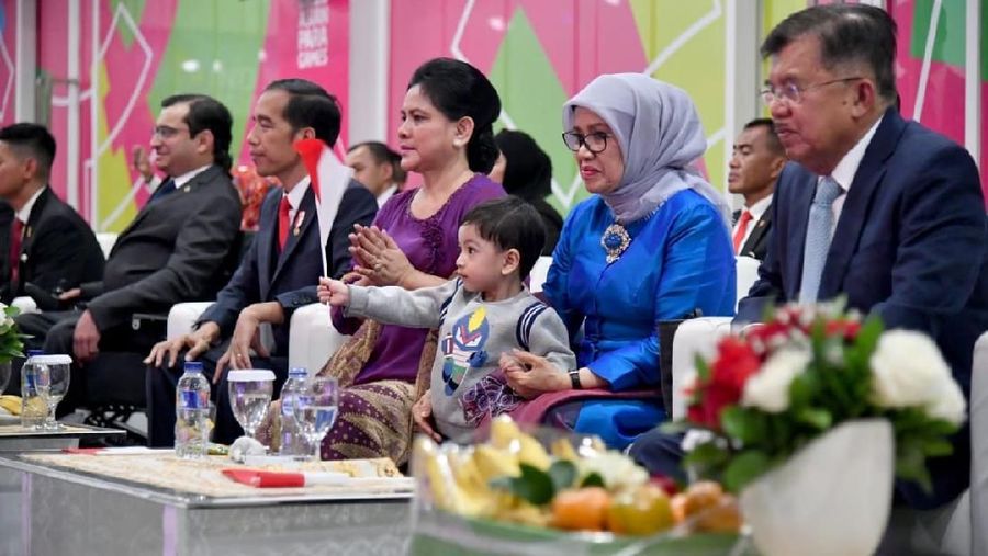 Cucu Presiden Joko Widodo, Jan Ethes, lagi-lagi mencuri perhatian. Tingkahnya yang lucu dan menggemaskan jadi perhatian selama malam opening Asian Para Games