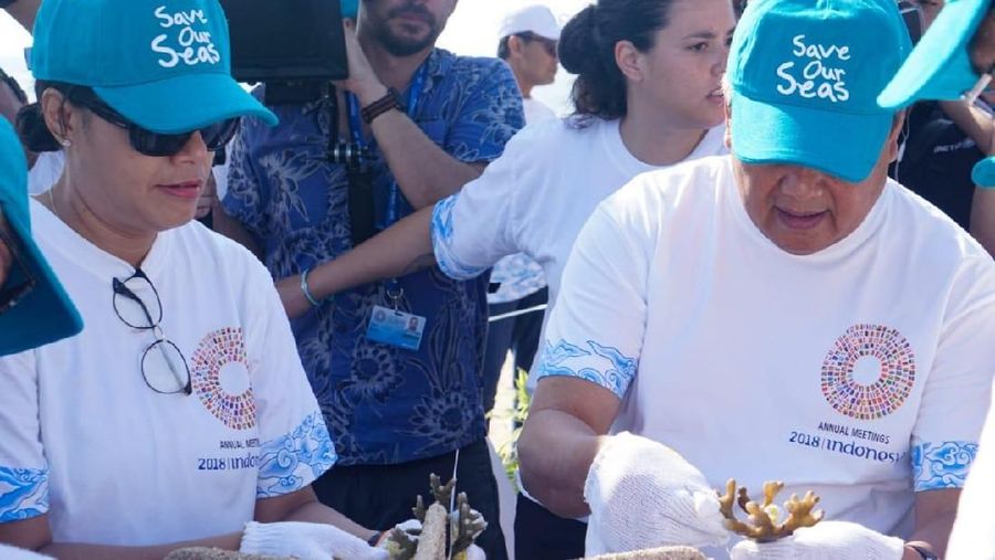 Panitia IMF-World Bank Annual Meeting hari ini gelar aksi tanam terumbu karang. Tampak hadir Gubernur BI, Menteri Keuangan Sri Mulyani,dan Bos IMF. 