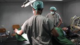 Dokter bersiap melakukan operasi di dalam KRI dr Soeharso-990 yang bersandar di Pelabuhan Pantoloan, Palu, Sulawesi Tengah, Sabtu (6/10). ANTARA FOTO/Hafidz Mubarak A/hp/18