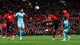 Alexis Sanchez mencetak gol kemenangan Manchester United yang dramatis lantaran terjadi pada menit-menit akhir pertandingan. (REUTERS/Phil Noble)