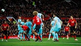 Manchester United butuh waktu lama untuk merespons ketertinggalan dari Newcastle United. Juan Mata mencetak gol pertama yang membuat pendukung MU kembali bersemangat pada menit ke-70. (REUTERS/Phil Noble)