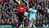 Di tengah harapan meraih kemenangan yang membumbung tinggi, Manchester United justru kebobolan pada menit ketujuh. Robert Kenedy membawa Newcastle United unggul 1-0. (REUTERS/Phil Noble)