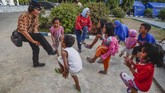 Ketua KPAI Seto Mulyadi atau Kak Seto melakukan Trauma Healing dengan cara mengajak bermain anak-anak korban gempa tsunami Palu di kantor Dinas Sosial, Palu, Sulawesi Tengah. (ANTARA FOTO/Muhammad Adimaja)