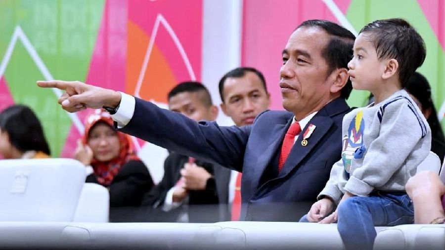 Cucu Presiden Joko Widodo, Jan Ethes, lagi-lagi mencuri perhatian. Tingkahnya yang lucu dan menggemaskan jadi perhatian selama malam opening Asian Para Games